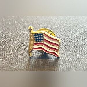 Vtg Small Waving American Flag On Flagpole Patriotic Lapel Pin Gold Tone Metal